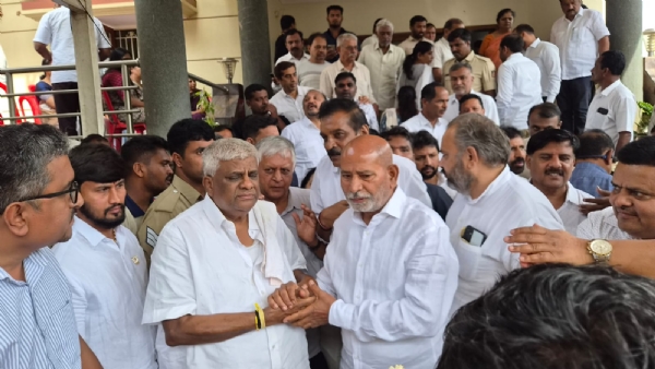 Sanganna bear having darshan of Mrs. Chennamma Deve Gowda Sanganna bear having darshan of Mrs. Chennamma Deve Gowda
