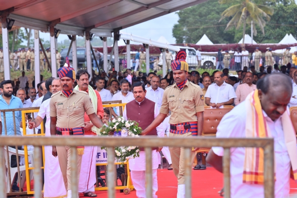 ಕೇಂದ್ರ ಸಚಿವ ಪ್ರಹ್ಲಾದ ಜೋಶಿ ಅಂತಿಮ ನಮನ ಕೇಂದ್ರ ಸಚಿವ ಪ್ರಹ್ಲಾದ ಜೋಶಿ ಅಂತಿಮ ನಮನ
