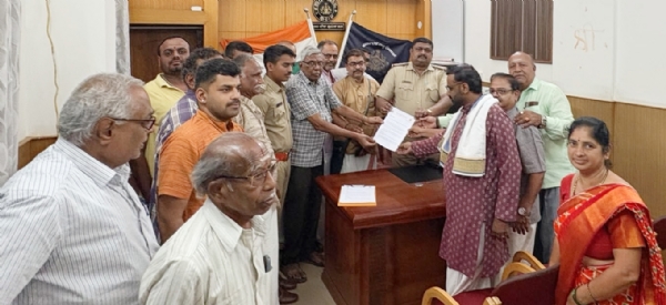 ಶಂಕರಾಚಾರ್ಯರ ಬಗ್ಗೆ ಅವಹೇಳನಕಾರಿ ಹೇಳಿಕೆ ನೀಡಿರುವ ವಿವೇಕ್ ಸೂರ್ಯ ವಿರುದ್ದ ಕೋಲಾರ ಟೌನ್ ಪೊಲೀಸರಿಗೆ ಶೃಂಗೇರಿ ಶಂಕರಮಠ ಕಾರ್ಯಕರ್ತರಿಂದ ದೂರು ನೀಡಲಾಯಿತು. ಶಂಕರಾಚಾರ್ಯರ ಬಗ್ಗೆ ಅವಹೇಳನಕಾರಿ ಹೇಳಿಕೆ ನೀಡಿರುವ ವಿವೇಕ್ ಸೂರ್ಯ ವಿರುದ್ದ ಕೋಲಾರ ಟೌನ್ ಪೊಲೀಸರಿಗೆ ಶೃಂಗೇರಿ ಶಂಕರಮಠ ಕಾರ್ಯಕರ್ತರಿಂದ ದೂರು ನೀಡಲಾಯಿತು.