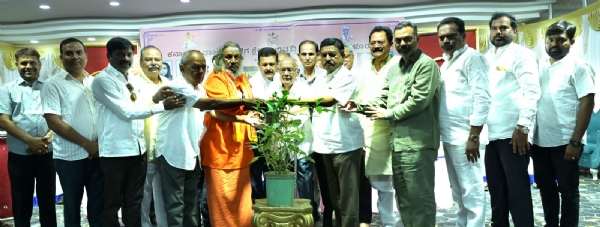 ಸಮಾಜದ ಅಭಿವೃದ್ಧಿಗಾಗಿ ಶ್ರಮಿಸೋಣ : ಎಂ.ಡಿ. ಮರಿರಾಜಗೌಡ ಸಮಾಜದ ಅಭಿವೃದ್ಧಿಗಾಗಿ ಶ್ರಮಿಸೋಣ : ಎಂ.ಡಿ. ಮರಿರಾಜಗೌಡ