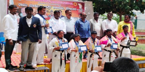 ಕೋಲಾರದ ರಾಮು ಮಾರ್ಷಲ್ ಆರ್ಟ್ಸ್ ಅಕಾಡೆಮಿ ವಿದ್ಯಾರ್ಥಿಗಳಿಗೆ ಬೆಲ್ಟ್ ಪ್ರಮೋಷನ್