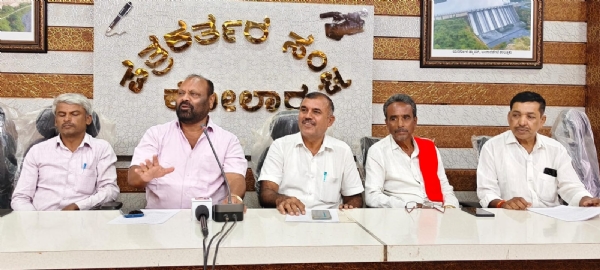 ಕೋಲಾರದಲ್ಲಿ ಪತ್ರಿಕಾಗೋಷ್ಠಿಯಲ್ಲಿ ಮಾತನಾಡಿದ ಭೂ ಸಂತ್ರಸ್ತರ ಹೋರಾಟ ಸಮಿತಿಯ ಜಿಲ್ಲಾ ಸಂಚಾಲಕ ಹರಟಿ ಪ್ರಕಾಶ್ ರೈತರಿಗೆ ಭೂಮಿ ಹಿಂತಿರುಗಿಸಲು ಅರಣ್ಯ ಇಲಾಖೆಯನ್ನು ಒತ್ತಾಯಿಸಿದರು. ಕೋಲಾರದಲ್ಲಿ ಪತ್ರಿಕಾಗೋಷ್ಠಿಯಲ್ಲಿ ಮಾತನಾಡಿದ ಭೂ ಸಂತ್ರಸ್ತರ ಹೋರಾಟ ಸಮಿತಿಯ ಜಿಲ್ಲಾ ಸಂಚಾಲಕ ಹರಟಿ ಪ್ರಕಾಶ್ ರೈತರಿಗೆ ಭೂಮಿ ಹಿಂತಿರುಗಿಸಲು ಅರಣ್ಯ ಇಲಾಖೆಯನ್ನು ಒತ್ತಾಯಿಸಿದರು.