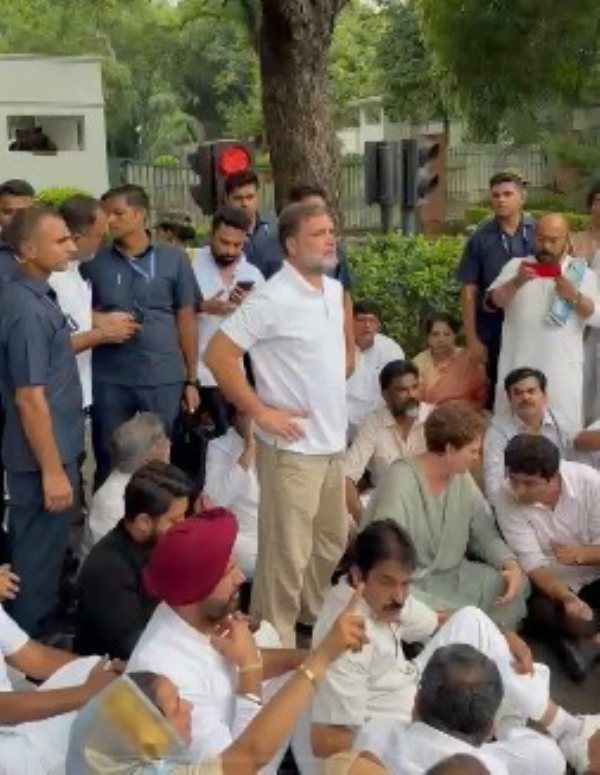 नीट पेपर लीक मामले में कांग्रेस नेता पीएम आवास के बाहर धरने पर बैठे। नीट पेपर लीक मामले में कांग्रेस नेता पीएम आवास के बाहर धरने पर बैठे।