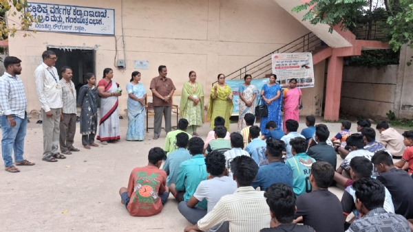 ಬಳ್ಳಾರಿ : ಬಂಡಿಹಟ್ಟಿ ಹಾಸ್ಟೆಲ್ನಲ್ಲಿ ಡೆಂಗ್ಯೂ ಜಾಗೃತಿ ಬಳ್ಳಾರಿ : ಬಂಡಿಹಟ್ಟಿ ಹಾಸ್ಟೆಲ್ನಲ್ಲಿ ಡೆಂಗ್ಯೂ ಜಾಗೃತಿ