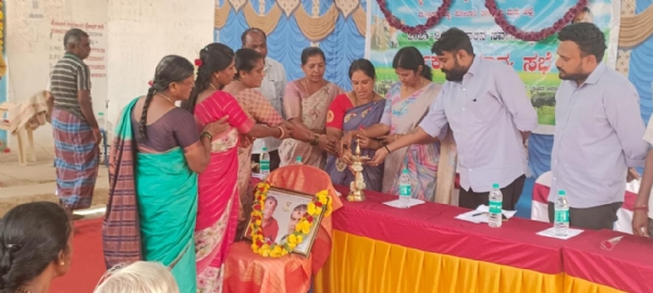 ಕೋಲಾರ ತಾಲ್ಲೂಕಿನ ಮೇಡಿತಂಬಿಹಳ್ಳಿ ಹಾಲು ಉತ್ಪಾದಕರ ಮಹಿಳಾ ಸಹಕಾರ ಸಂಘದ ವಾರ್ಷಿಕ ಸಾಮಾನ್ಯ ಸಭೆಯನ್ನು ಕೋಮುಲ್ ನಿರ್ದೇಶಕಿ ಮಹಾಲಕ್ಷಿö್ಮ ಉದ್ಘಾಟಿಸಿದರು. ಕೋಲಾರ ತಾಲ್ಲೂಕಿನ ಮೇಡಿತಂಬಿಹಳ್ಳಿ ಹಾಲು ಉತ್ಪಾದಕರ ಮಹಿಳಾ ಸಹಕಾರ ಸಂಘದ ವಾರ್ಷಿಕ ಸಾಮಾನ್ಯ ಸಭೆಯನ್ನು ಕೋಮುಲ್ ನಿರ್ದೇಶಕಿ ಮಹಾಲಕ್ಷಿö್ಮ ಉದ್ಘಾಟಿಸಿದರು.