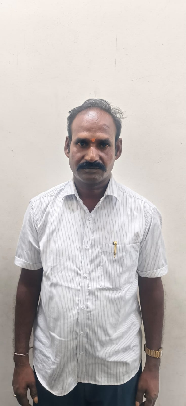ಬಳ್ಳಾರಿ : ಮನೆಯಲ್ಲಿ ವೇಶ್ಯಾವಾಟಿಕೆ ; ದಂಪತಿ ಸೇರಿ ನಾಲ್ವರ ಬಂಧನ ಬಳ್ಳಾರಿ : ಮನೆಯಲ್ಲಿ ವೇಶ್ಯಾವಾಟಿಕೆ ; ದಂಪತಿ ಸೇರಿ ನಾಲ್ವರ ಬಂಧನ