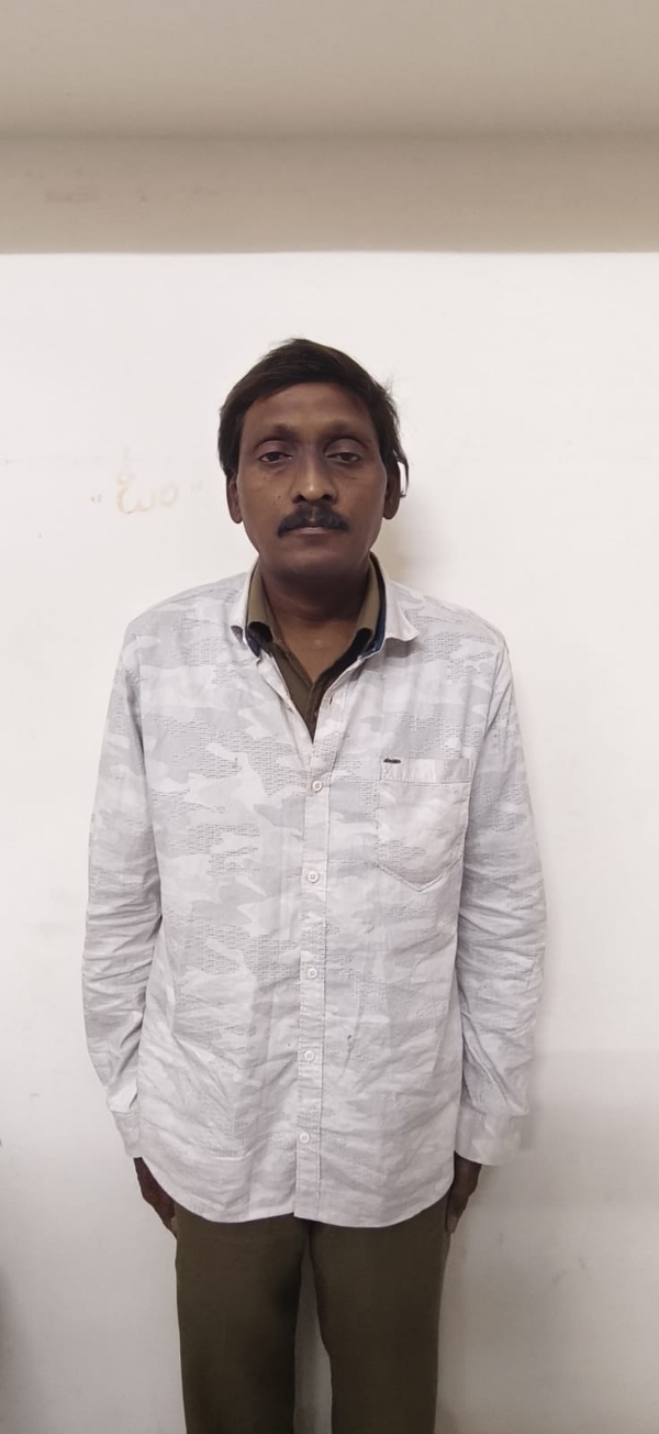 ಬಳ್ಳಾರಿ : ಮನೆಯಲ್ಲಿ ವೇಶ್ಯಾವಾಟಿಕೆ ; ದಂಪತಿ ಸೇರಿ ನಾಲ್ವರ ಬಂಧನ ಬಳ್ಳಾರಿ : ಮನೆಯಲ್ಲಿ ವೇಶ್ಯಾವಾಟಿಕೆ ; ದಂಪತಿ ಸೇರಿ ನಾಲ್ವರ ಬಂಧನ