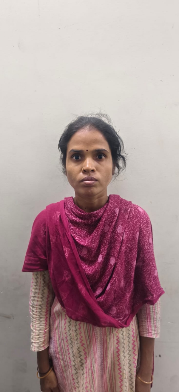 ಬಳ್ಳಾರಿ : ಮನೆಯಲ್ಲಿ ವೇಶ್ಯಾವಾಟಿಕೆ ; ದಂಪತಿ ಸೇರಿ ನಾಲ್ವರ ಬಂಧನ ಬಳ್ಳಾರಿ : ಮನೆಯಲ್ಲಿ ವೇಶ್ಯಾವಾಟಿಕೆ ; ದಂಪತಿ ಸೇರಿ ನಾಲ್ವರ ಬಂಧನ