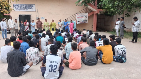 ಬಳ್ಳಾರಿ : ಬಂಡಿಹಟ್ಟಿ ಹಾಸ್ಟೆಲ್ನಲ್ಲಿ ಡೆಂಗ್ಯೂ ಜಾಗೃತಿ ಬಳ್ಳಾರಿ : ಬಂಡಿಹಟ್ಟಿ ಹಾಸ್ಟೆಲ್ನಲ್ಲಿ ಡೆಂಗ್ಯೂ ಜಾಗೃತಿ