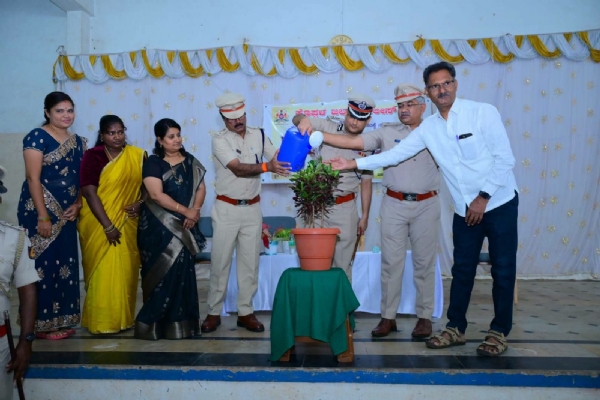 ಕೊಪ್ಪಳ : ಪೊಲೀಸ್ ಕುಟುಂಬದ ಮಹಿಳೆಯರಿಗೆ ಉಚಿತ ಹೊಲಿಗೆ ತರಬೇತಿ ಕೊಪ್ಪಳ : ಪೊಲೀಸ್ ಕುಟುಂಬದ ಮಹಿಳೆಯರಿಗೆ ಉಚಿತ ಹೊಲಿಗೆ ತರಬೇತಿ