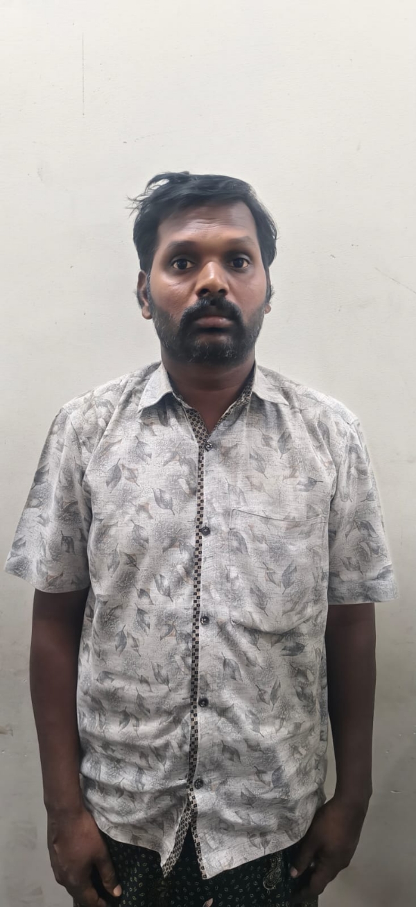 ಬಳ್ಳಾರಿ : ಮನೆಯಲ್ಲಿ ವೇಶ್ಯಾವಾಟಿಕೆ ; ದಂಪತಿ ಸೇರಿ ನಾಲ್ವರ ಬಂಧನ ಬಳ್ಳಾರಿ : ಮನೆಯಲ್ಲಿ ವೇಶ್ಯಾವಾಟಿಕೆ ; ದಂಪತಿ ಸೇರಿ ನಾಲ್ವರ ಬಂಧನ