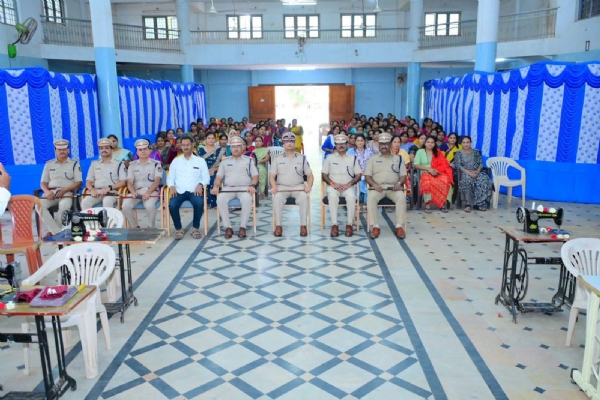 ಕೊಪ್ಪಳ : ಪೊಲೀಸ್ ಕುಟುಂಬದ ಮಹಿಳೆಯರಿಗೆ ಉಚಿತ ಹೊಲಿಗೆ ತರಬೇತಿ ಕೊಪ್ಪಳ : ಪೊಲೀಸ್ ಕುಟುಂಬದ ಮಹಿಳೆಯರಿಗೆ ಉಚಿತ ಹೊಲಿಗೆ ತರಬೇತಿ