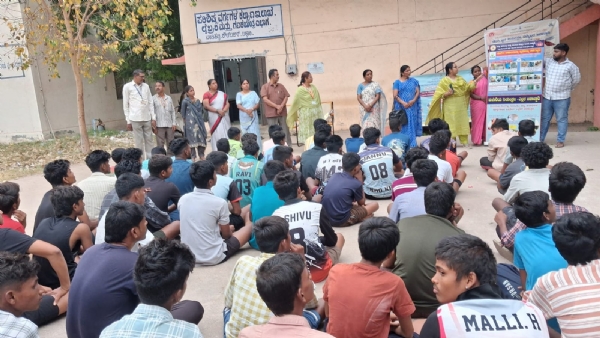 ಬಳ್ಳಾರಿ : ಬಂಡಿಹಟ್ಟಿ ಹಾಸ್ಟೆಲ್ನಲ್ಲಿ ಡೆಂಗ್ಯೂ ಜಾಗೃತಿ ಬಳ್ಳಾರಿ : ಬಂಡಿಹಟ್ಟಿ ಹಾಸ್ಟೆಲ್ನಲ್ಲಿ ಡೆಂಗ್ಯೂ ಜಾಗೃತಿ