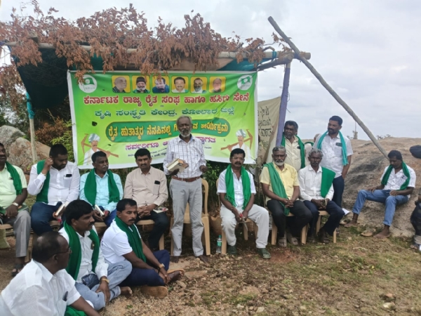 ಕೋಲಾರದ ಶತಶೃಂಗ ಪರ್ವತ ಶ್ರೇಣಿಯ ಹೊಸಹಳ್ಳಿಯಲ್ಲಿ ನಡೆದ ರೈತ ಹುತಾತ್ಮರ ದಿನಾಚರಣಯಲ್ಲಿ ಸಾಹಿತಿ ಹಾಗೂ ರಂಗಕರ್ಮಿಕ ಕೋಟಿಗಾನಹಳ್ಳಿ ರಾಮಯ್ಯ ಮಾತನಾಡಿದರು. ಕೋಲಾರದ ಶತಶೃಂಗ ಪರ್ವತ ಶ್ರೇಣಿಯ ಹೊಸಹಳ್ಳಿಯಲ್ಲಿ ನಡೆದ ರೈತ ಹುತಾತ್ಮರ ದಿನಾಚರಣಯಲ್ಲಿ ಸಾಹಿತಿ ಹಾಗೂ ರಂಗಕರ್ಮಿಕ ಕೋಟಿಗಾನಹಳ್ಳಿ ರಾಮಯ್ಯ ಮಾತನಾಡಿದರು.