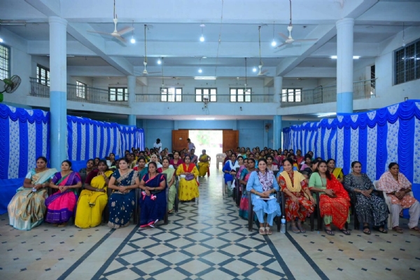 ಕೊಪ್ಪಳ : ಪೊಲೀಸ್ ಕುಟುಂಬದ ಮಹಿಳೆಯರಿಗೆ ಉಚಿತ ಹೊಲಿಗೆ ತರಬೇತಿ ಕೊಪ್ಪಳ : ಪೊಲೀಸ್ ಕುಟುಂಬದ ಮಹಿಳೆಯರಿಗೆ ಉಚಿತ ಹೊಲಿಗೆ ತರಬೇತಿ