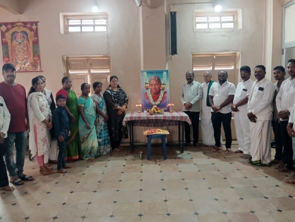 ಬಳ್ಳಾರಿ : ಶ್ರೀಮತಿ ಚೆನ್ನಮ್ಮ ಅವರ ಆತ್ಮಕ್ಕೆ ಶ್ರದ್ಧಾಂಜಲಿ ಬಳ್ಳಾರಿ : ಶ್ರೀಮತಿ ಚೆನ್ನಮ್ಮ ಅವರ ಆತ್ಮಕ್ಕೆ ಶ್ರದ್ಧಾಂಜಲಿ