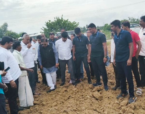 ಉಪ ಮುಖ್ಯಮಂತ್ರಿ ಹಾಗೂ ಕಂದಾಯ ಸಚಿವ ಡಾ.ಜಿ. ಪರಮೇಶ್ವರ್ ಕೋಲಾರ ತಾಲ್ಲೂಕಿನ ನರಸಾಪುರದ ಬಳಿ ಬಿತ್ತನೆಯಾಗದ ಕೃಷಿ ಭೂಮಿಗೆ ಭೇಟಿ ನೀಡಿ ವೀಕ್ಷಿಸಿದರು.