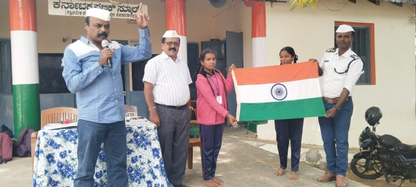 ಕೋಲಾರ ತಾಲ್ಲೂಕಿನ ನರಸಾಪುರ ಕೆಪಿಎಸ್ ಶಾಲೆಯಲ್ಲಿ ಬುಧವಾರ ಭಾರತಸೇವಾದಳ ವತಿಯಿಂದ ರಾಷ್ಟçಧ್ವಜ ಅಂಗೀಕಾರ ದಿನಾಚರಣೆಯನ್ನು ಆಚರಿಸಲಾಯಿತು.