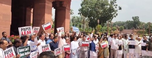 संसद परिसर के मकर द्वार पर प्रदर्शन करते विपक्षी सांसद। संसद परिसर के मकर द्वार पर प्रदर्शन करते विपक्षी सांसद।