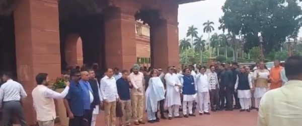 संसद परिसर के मकर द्वार पर प्रदर्शन करते विपक्षी सांसद। संसद परिसर के मकर द्वार पर प्रदर्शन करते विपक्षी सांसद।