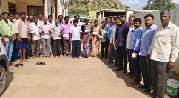 ಪಶುಪಾಲಕರಿಗೆ ಕೋಲಾರ ಕೋಮುಲ್ ನಿರ್ದೇಶಕ ಚಂಜಿಮಲೆ ರಮೇಶ್ ಪರಿಹಾರದ ಚೆಕ್ಗಳನ್ನು ವಿತರಿಸಿದರು. ಪಶುಪಾಲಕರಿಗೆ ಕೋಲಾರ ಕೋಮುಲ್ ನಿರ್ದೇಶಕ ಚಂಜಿಮಲೆ ರಮೇಶ್ ಪರಿಹಾರದ ಚೆಕ್ಗಳನ್ನು ವಿತರಿಸಿದರು.