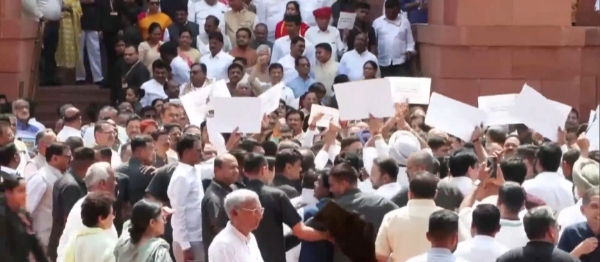 विपक्षी दल विरोध जताते।