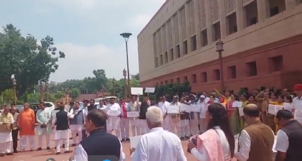 मकर द्वार पर राजग के सांसद प्रदर्शन करते हुए मकर द्वार पर राजग के सांसद प्रदर्शन करते हुए