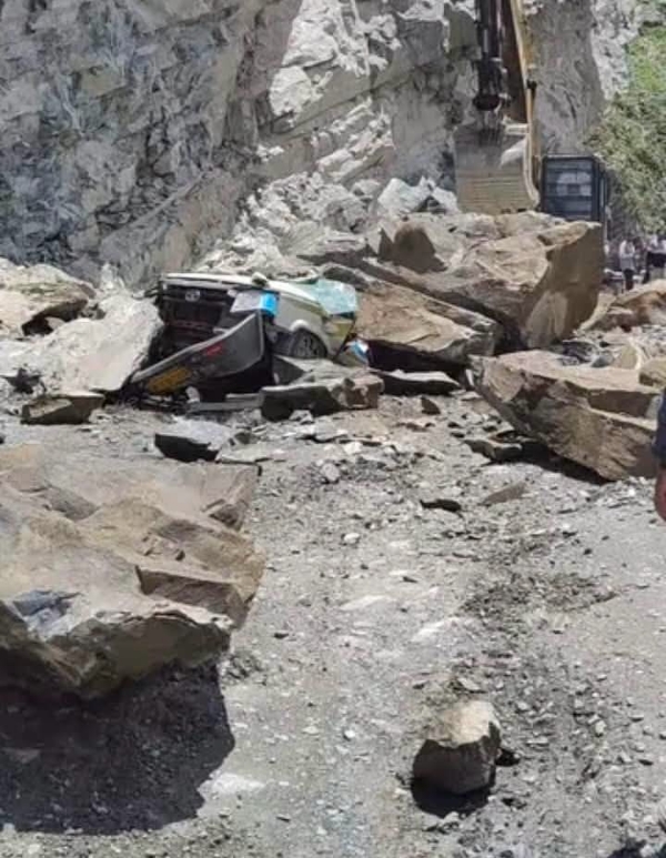 लाहौल-स्पीति के कढ़ूनाला-राहौली क्षेत्र में पहाड़ी से गिरी चट्टान की चपेट में आने से क्षतिग्रस्त टाटा सुमो। लाहौल-स्पीति के कढ़ूनाला-राहौली क्षेत्र में पहाड़ी से गिरी चट्टान की चपेट में आने से क्षतिग्रस्त टाटा सुमो।
