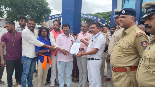 ಬಂಗಾರಪೇಟೆ ನಗರದ ಗಂಗಮ್ಮಪಾಳ್ಯ ಬಳಿ ರೈಲ್ವೆ ಹಳಿ ದಾಟಲು ತೊಂದರೆಯಾಗುತ್ತಿದ್ದು, ಸಮಸ್ಯೆ ನಿವಾರಣೆಗೆ ಅಲ್ಲಿನ ನಾಗರೀಕರು ಬಂಗಾರಪೇಟೆ ರೈಲ್ವೆ ಅಧಿಕಾರಿಗಳಿಗೆ ಮನವಿ ಪತ್ರ ಸಲ್ಲಿಸಿದರು. ಬಂಗಾರಪೇಟೆ ನಗರದ ಗಂಗಮ್ಮಪಾಳ್ಯ ಬಳಿ ರೈಲ್ವೆ ಹಳಿ ದಾಟಲು ತೊಂದರೆಯಾಗುತ್ತಿದ್ದು, ಸಮಸ್ಯೆ ನಿವಾರಣೆಗೆ ಅಲ್ಲಿನ ನಾಗರೀಕರು ಬಂಗಾರಪೇಟೆ ರೈಲ್ವೆ ಅಧಿಕಾರಿಗಳಿಗೆ ಮನವಿ ಪತ್ರ ಸಲ್ಲಿಸಿದರು.