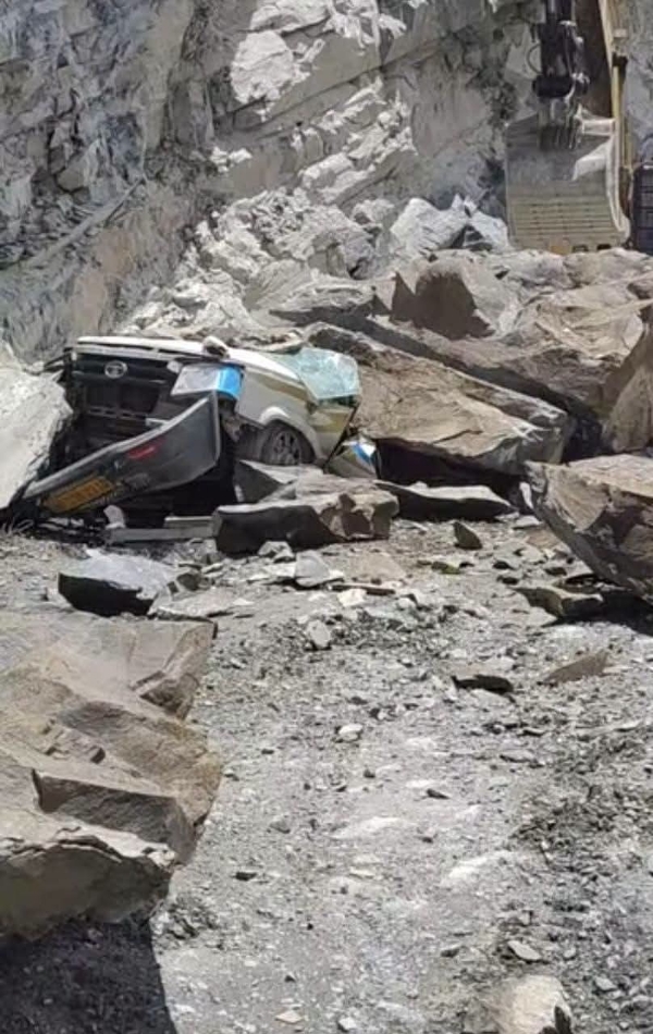 लाहौल-स्पीति के कढ़ूनाला-राहौली क्षेत्र में पहाड़ी से गिरी चट्टान की चपेट में आने से क्षतिग्रस्त टाटा सुमो। लाहौल-स्पीति के कढ़ूनाला-राहौली क्षेत्र में पहाड़ी से गिरी चट्टान की चपेट में आने से क्षतिग्रस्त टाटा सुमो।