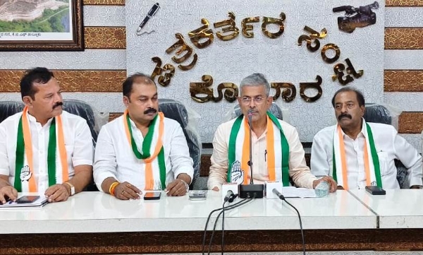 ಕೋಲಾರ ಜಿಲ್ಲಾ ಕಾಂಗ್ರೆಸ್ ಅಧ್ಯಕ್ಷರ ಆಯ್ಕೆ ಬಗ್ಗೆ ಶನಿವಾರ ಎ.ಐ.ಸಿ.ಸಿ. ಕಾರ್ಯದರ್ಶಿ ರಾಧಕೃಷ್ಣನ್ ಓಜಾ ಪತ್ರಿಕಾ ಗೋಷ್ಠಿಯಲ್ಲಿ ಮಾತನಾಡಿದರು. ಕೋಲಾರ ಜಿಲ್ಲಾ ಕಾಂಗ್ರೆಸ್ ಅಧ್ಯಕ್ಷರ ಆಯ್ಕೆ ಬಗ್ಗೆ ಶನಿವಾರ ಎ.ಐ.ಸಿ.ಸಿ. ಕಾರ್ಯದರ್ಶಿ ರಾಧಕೃಷ್ಣನ್ ಓಜಾ ಪತ್ರಿಕಾ ಗೋಷ್ಠಿಯಲ್ಲಿ ಮಾತನಾಡಿದರು.