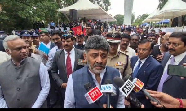 ಬೆಂಗಳೂರಿನಲ್ಲಿ ಮಾಧ್ಯಮಗಳಿಗೆ ಮಾತನಾಡಿದ ಮುಖ್ಯಮಂತ್ರಿ ಡಿ.ಕೆ.ಶಿವಕುಮಾರ್ ಬೆಂಗಳೂರಿನಲ್ಲಿ ಮಾಧ್ಯಮಗಳಿಗೆ ಮಾತನಾಡಿದ ಮುಖ್ಯಮಂತ್ರಿ ಡಿ.ಕೆ.ಶಿವಕುಮಾರ್