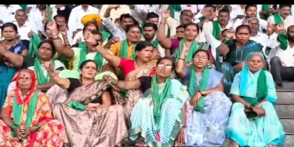 ಜೆಕೆ ಸಿಮೆಂಟ್ಸ್ ವಿಸ್ತರಣೆ ಕುರಿತು ಮಾಹಿತಿ ನೀಡುವಂತೆ ಆಗ್ರಹ: ಜಿಲ್ಲಾಧಿಕಾರಿ ಕಚೇರಿ ಮುಂದೆ ರೈತರ ಪ್ರತಿಭಟನೆ