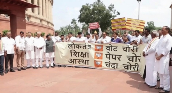 संसद के मकर द्वार पर प्रियंका गांधी समेत विपक्षी सांसदों का प्रदर्शन।