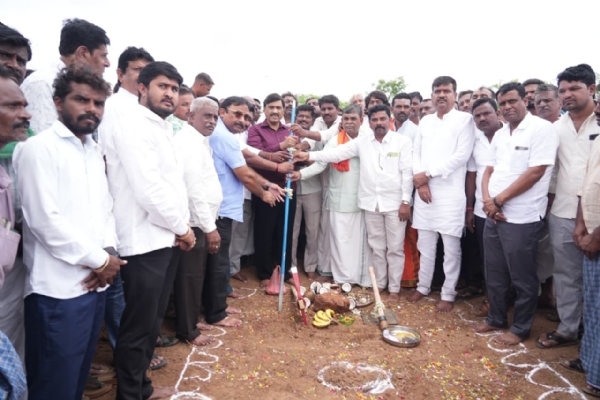 ಗಂಗಾವತಿ : 28 ಕೆರೆಗಳ ಕೆರೆ ತುಂಬಿಸುವ ಯೋಜನೆ : ರೂ. 153.76 ಕೋಟಿ ವೆಚ್ಚದ ಪೈಪ್ಲೈನ್ - ಶಾಸಕ ಗಾಲಿ ಜನಾರ್ದನ ರೆಡ್ಡಿ ಭೂಮಿ ಪೂಜೆ ಗಂಗಾವತಿ : 28 ಕೆರೆಗಳ ಕೆರೆ ತುಂಬಿಸುವ ಯೋಜನೆ : ರೂ. 153.76 ಕೋಟಿ ವೆಚ್ಚದ ಪೈಪ್ಲೈನ್ - ಶಾಸಕ ಗಾಲಿ ಜನಾರ್ದನ ರೆಡ್ಡಿ ಭೂಮಿ ಪೂಜೆ