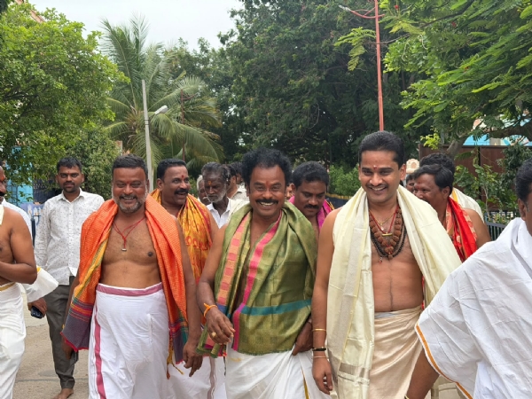 ಬಳ್ಳಾರಿ ಶಾಸಕರಿಂದ ಶ್ರೀಗಳ ಭೇಟಿ, ಮಳೆಗಾಗಿ ಪ್ರಾರ್ಥನೆ ಬಳ್ಳಾರಿ ಶಾಸಕರಿಂದ ಶ್ರೀಗಳ ಭೇಟಿ, ಮಳೆಗಾಗಿ ಪ್ರಾರ್ಥನೆ