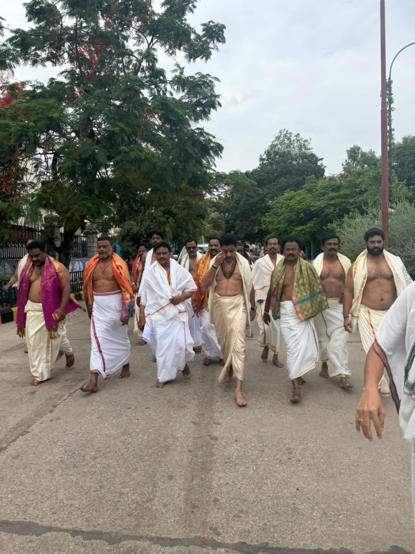 ಬಳ್ಳಾರಿ ಶಾಸಕರಿಂದ ಶ್ರೀಗಳ ಭೇಟಿ, ಮಳೆಗಾಗಿ ಪ್ರಾರ್ಥನೆ ಬಳ್ಳಾರಿ ಶಾಸಕರಿಂದ ಶ್ರೀಗಳ ಭೇಟಿ, ಮಳೆಗಾಗಿ ಪ್ರಾರ್ಥನೆ