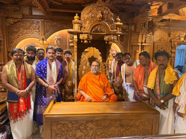 ಬಳ್ಳಾರಿ ಶಾಸಕರಿಂದ ಶ್ರೀಗಳ ಭೇಟಿ, ಮಳೆಗಾಗಿ ಪ್ರಾರ್ಥನೆ ಬಳ್ಳಾರಿ ಶಾಸಕರಿಂದ ಶ್ರೀಗಳ ಭೇಟಿ, ಮಳೆಗಾಗಿ ಪ್ರಾರ್ಥನೆ