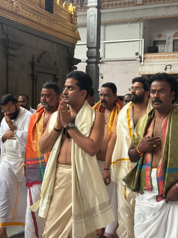 ಬಳ್ಳಾರಿ ಶಾಸಕರಿಂದ ಶ್ರೀಗಳ ಭೇಟಿ, ಮಳೆಗಾಗಿ ಪ್ರಾರ್ಥನೆ ಬಳ್ಳಾರಿ ಶಾಸಕರಿಂದ ಶ್ರೀಗಳ ಭೇಟಿ, ಮಳೆಗಾಗಿ ಪ್ರಾರ್ಥನೆ