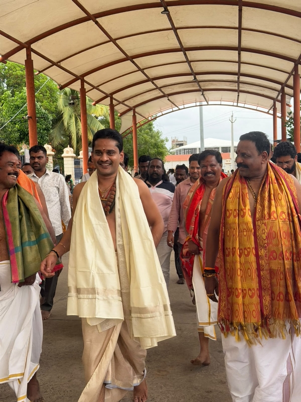 ಬಳ್ಳಾರಿ ಶಾಸಕರಿಂದ ಶ್ರೀಗಳ ಭೇಟಿ, ಮಳೆಗಾಗಿ ಪ್ರಾರ್ಥನೆ ಬಳ್ಳಾರಿ ಶಾಸಕರಿಂದ ಶ್ರೀಗಳ ಭೇಟಿ, ಮಳೆಗಾಗಿ ಪ್ರಾರ್ಥನೆ