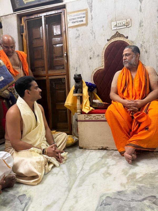 ಬಳ್ಳಾರಿ ಶಾಸಕರಿಂದ ಶ್ರೀಗಳ ಭೇಟಿ, ಮಳೆಗಾಗಿ ಪ್ರಾರ್ಥನೆ ಬಳ್ಳಾರಿ ಶಾಸಕರಿಂದ ಶ್ರೀಗಳ ಭೇಟಿ, ಮಳೆಗಾಗಿ ಪ್ರಾರ್ಥನೆ