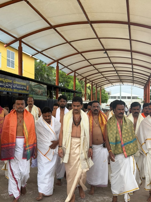 ಬಳ್ಳಾರಿ ಶಾಸಕರಿಂದ ಶ್ರೀಗಳ ಭೇಟಿ, ಮಳೆಗಾಗಿ ಪ್ರಾರ್ಥನೆ ಬಳ್ಳಾರಿ ಶಾಸಕರಿಂದ ಶ್ರೀಗಳ ಭೇಟಿ, ಮಳೆಗಾಗಿ ಪ್ರಾರ್ಥನೆ
