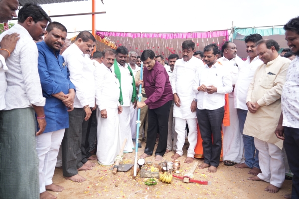 ಗಂಗಾವತಿ : 28 ಕೆರೆಗಳ ಕೆರೆ ತುಂಬಿಸುವ ಯೋಜನೆ : ರೂ. 153.76 ಕೋಟಿ ವೆಚ್ಚದ ಪೈಪ್ಲೈನ್ - ಶಾಸಕ ಗಾಲಿ ಜನಾರ್ದನ ರೆಡ್ಡಿ ಭೂಮಿ ಪೂಜೆ ಗಂಗಾವತಿ : 28 ಕೆರೆಗಳ ಕೆರೆ ತುಂಬಿಸುವ ಯೋಜನೆ : ರೂ. 153.76 ಕೋಟಿ ವೆಚ್ಚದ ಪೈಪ್ಲೈನ್ - ಶಾಸಕ ಗಾಲಿ ಜನಾರ್ದನ ರೆಡ್ಡಿ ಭೂಮಿ ಪೂಜೆ