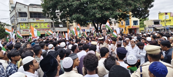 ಪ್ರವಾದಿ ಮುಹಮ್ಮದ್ ರವರನ್ನು ಅವಹೇಳನ ಮಾಡಿರುವುದನ್ನು ವಿರೋಧಿಸಿ ಕೋಲಾರದಲ್ಲಿ ಮುಸ್ಲೀಮರು ಪ್ರತಿಭಟನೆ ನಡೆಸಿದರು. ಪ್ರವಾದಿ ಮುಹಮ್ಮದ್ ರವರನ್ನು ಅವಹೇಳನ ಮಾಡಿರುವುದನ್ನು ವಿರೋಧಿಸಿ ಕೋಲಾರದಲ್ಲಿ ಮುಸ್ಲೀಮರು ಪ್ರತಿಭಟನೆ ನಡೆಸಿದರು.