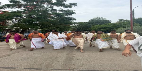 ಬಳ್ಳಾರಿ ಶಾಸಕರಿಂದ ಶ್ರೀಗಳ ಭೇಟಿ, ಮಳೆಗಾಗಿ ಪ್ರಾರ್ಥನೆ