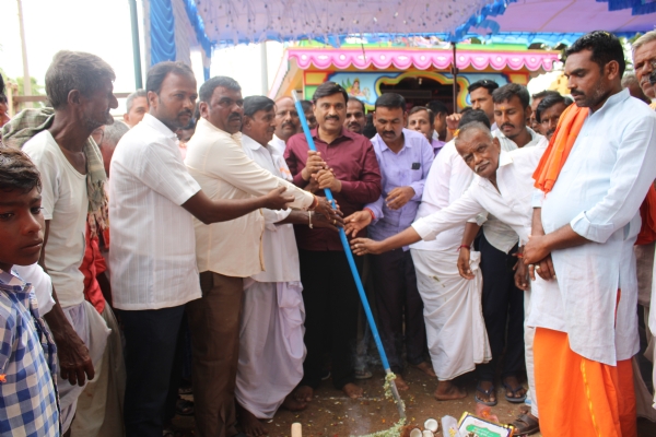 ಗಂಗಾವತಿ : 28 ಕೆರೆಗಳ ಕೆರೆ ತುಂಬಿಸುವ ಯೋಜನೆ : ರೂ. 153.76 ಕೋಟಿ ವೆಚ್ಚದ ಪೈಪ್ಲೈನ್ - ಶಾಸಕ ಗಾಲಿ ಜನಾರ್ದನ ರೆಡ್ಡಿ ಭೂಮಿ ಪೂಜೆ ಗಂಗಾವತಿ : 28 ಕೆರೆಗಳ ಕೆರೆ ತುಂಬಿಸುವ ಯೋಜನೆ : ರೂ. 153.76 ಕೋಟಿ ವೆಚ್ಚದ ಪೈಪ್ಲೈನ್ - ಶಾಸಕ ಗಾಲಿ ಜನಾರ್ದನ ರೆಡ್ಡಿ ಭೂಮಿ ಪೂಜೆ