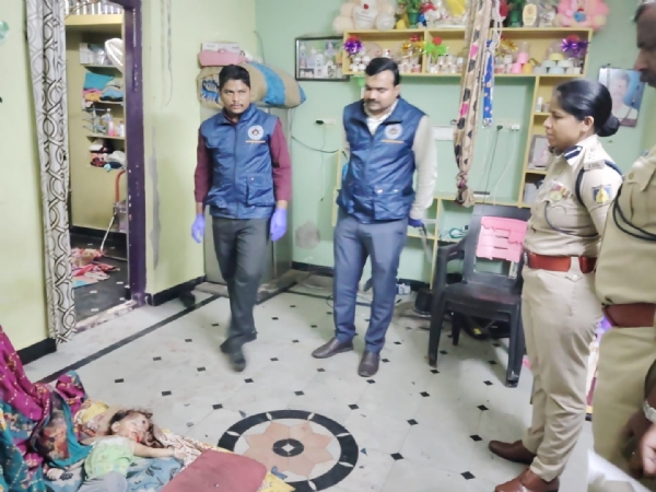 ಬಳ್ಳಾರಿ: ಪತಿಯಿಂದ ಪತ್ನಿ ಮತ್ತು ಮಗಳ ಕೊಲೆ, ಶರಣಾಗತಿ ಬಳ್ಳಾರಿ: ಪತಿಯಿಂದ ಪತ್ನಿ ಮತ್ತು ಮಗಳ ಕೊಲೆ, ಶರಣಾಗತಿ