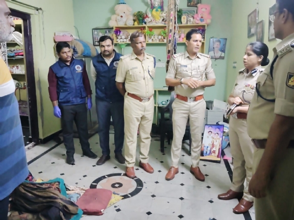 ಬಳ್ಳಾರಿ: ಪತಿಯಿಂದ ಪತ್ನಿ ಮತ್ತು ಮಗಳ ಕೊಲೆ, ಶರಣಾಗತಿ ಬಳ್ಳಾರಿ: ಪತಿಯಿಂದ ಪತ್ನಿ ಮತ್ತು ಮಗಳ ಕೊಲೆ, ಶರಣಾಗತಿ