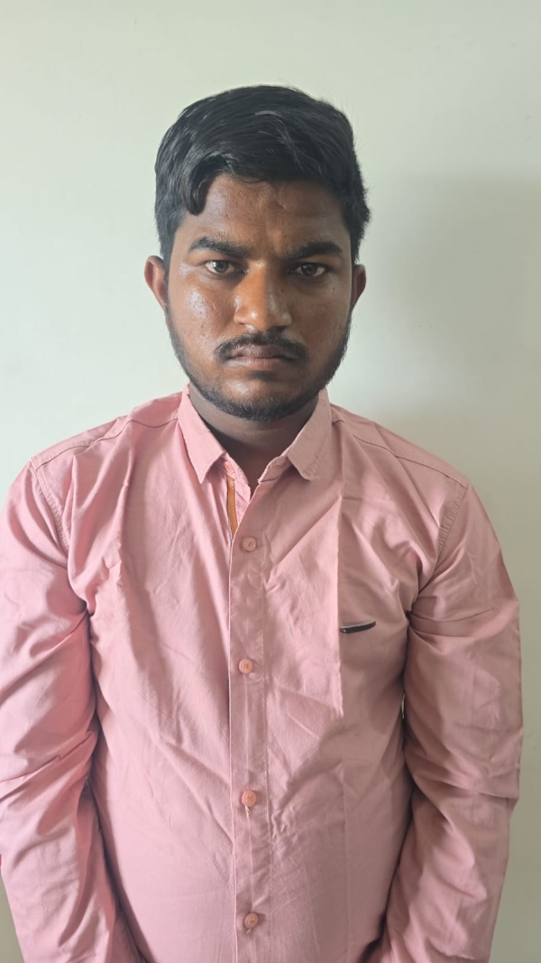 ಬಳ್ಳಾರಿ: ಪತಿಯಿಂದ ಪತ್ನಿ ಮತ್ತು ಮಗಳ ಕೊಲೆ, ಶರಣಾಗತಿ ಬಳ್ಳಾರಿ: ಪತಿಯಿಂದ ಪತ್ನಿ ಮತ್ತು ಮಗಳ ಕೊಲೆ, ಶರಣಾಗತಿ