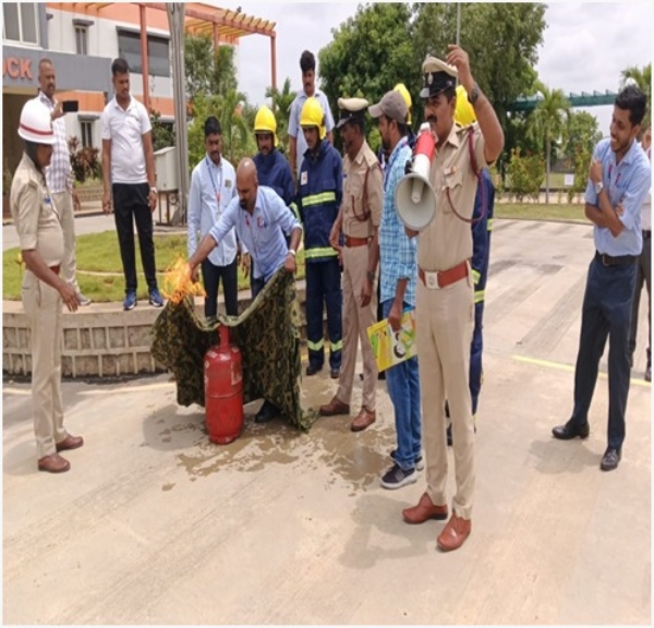 ರಾಯಚೂರು : ಅಗ್ನಿಶಾಮಕ ಅಣುಕು ಪ್ರದರ್ಶನ ರಾಯಚೂರು : ಅಗ್ನಿಶಾಮಕ ಅಣುಕು ಪ್ರದರ್ಶನ